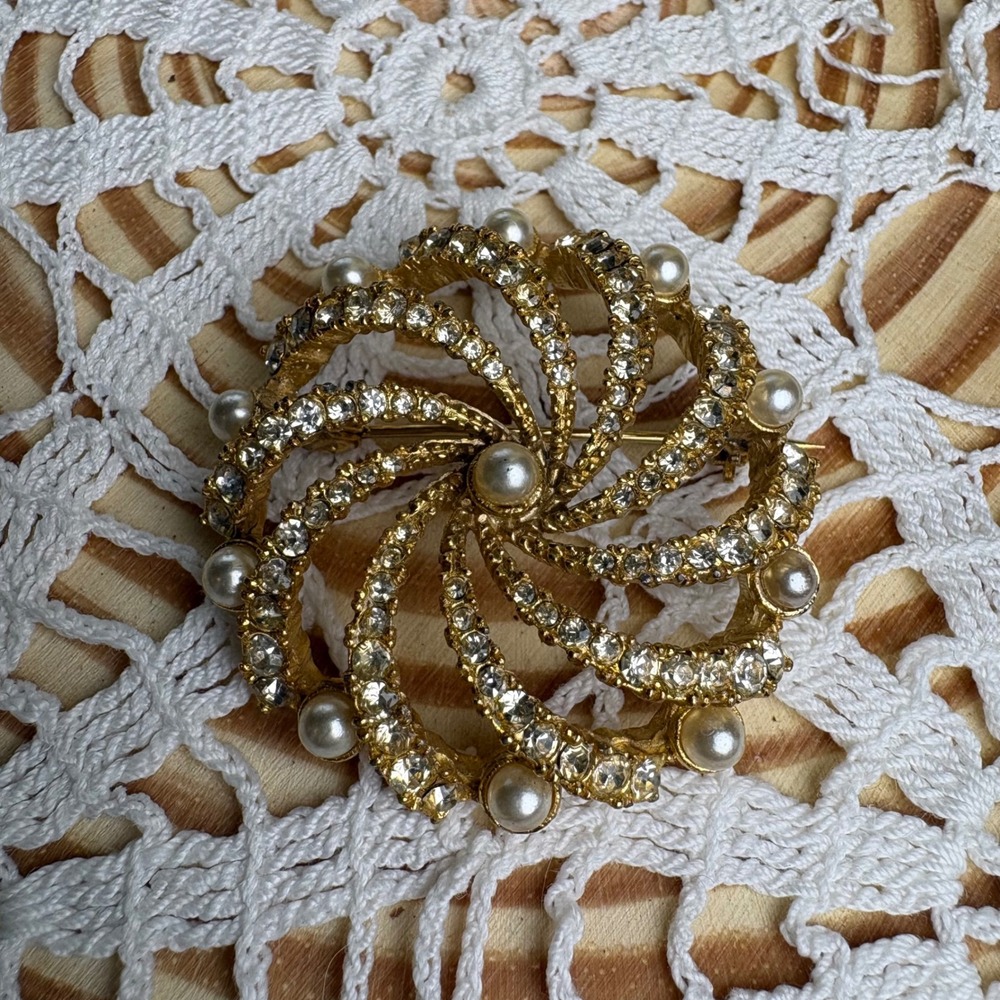 Vintage Sphinx Gold Tone Brooch Pin Regal Rhinestone Faux Pearl